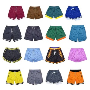Shorts de doble capa con estampado Argyle y forro interior en contraste para uso casual y deportivo. - Product Image 5