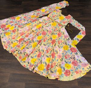 Robe en satin georgette Fab Zone avec imprimé floral unique, nettoyage à sec pour toutes les occasions - Vêtements ethniques indiens et pakistanais - Product Image 3