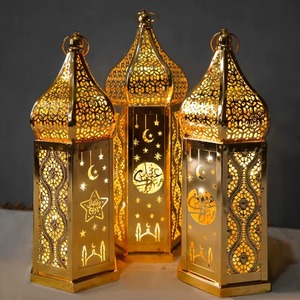 Hermosa Linterna con Patrones Islámicos Metálicos Hechos a Mano, que Aporta Profundidad y Autenticidad Cultural a la Decoración del Hogar y la Mezquita Durante el Ramadán - Product Image 2