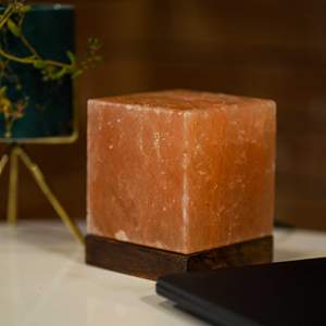 Lampe à sel de l'Himalaya en forme de cube sculpté par USB Feng Shui naturel décoration de la maison artisanat fabriqué au Pakistan anwar - Product Image 1