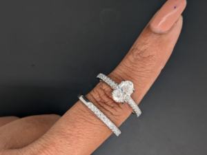 Lurba Jewels - Juego de Anillos de Compromiso y Boda con Diamante Cultivado en Laboratorio de 1 Quilate, Corte Ovalado, Oro Blanco de 10K/14K/18K, Certificado IGI - Product Image 5