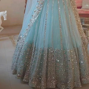 Tenue traditionnelle en soie brodée à la main Lehenga Choli pour adultes - Product Image 1