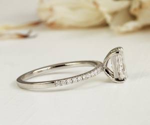 Anillo de compromiso solitario Moissanite de corte radiante de 10x7mm | Banda de pavé de Oro Blanco | OEM de oro plateado personalizado de joyería fina - Product Image 6