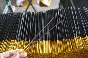 Incienso Vietnamita Negro de Alta Calidad de 8-10 Pulgadas y 3 mm de Grosor para Uso Religioso, Incienso Aromático para el Festival de Ramadán - Product Image 5