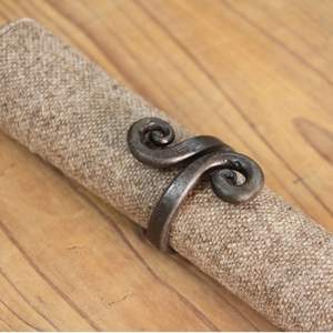 Rond de serviette décoratif en métal de style vintage avec sculptures florales pour les fêtes, les repas haut de gamme et la restauration événementielle. - Product Image 3