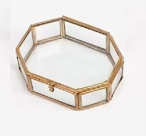 Boîte de rangement à bijoux en verre transparent et côtés dorés avec serrure - Product Image 1