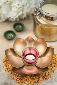 Sunflower Design Gold Plated Metal in Iron Christmas Decoration Candlestick Holders New Design Fancy <b>Candle</b> <b>Tea</b> Light Vessel - Product Image 3
