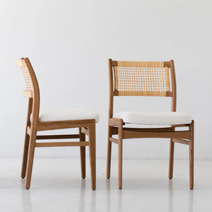 Chaise en teck d'inspiration mid-century en vente flash, avec dossier en rotin tressé et coussin blanc - Product Image 2