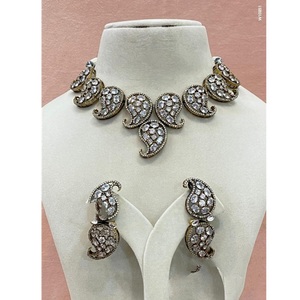 Designer Moissanite Diamant Look Ensemble Élégant Collier Boucles D'oreilles Ensemble Élégant En Laiton pour La Fête De Mariage CZ Zircon Diamant De Mariage - Product Image 1