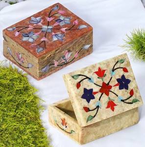 Boîte à bijoux vintage à la demande Boîte à bijoux en marbre avec incrustation de pierres semi-précieuses disponibles à la vente - Product Image 3