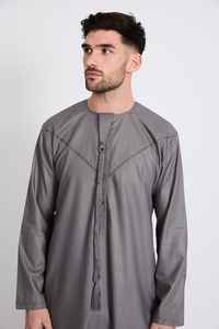 Robe thobe noire à capuche marocaine décontractée pour hommes Poches à fermeture éclair Broderie Vêtements islamiques-Stock en gros Style musulman modeste - Product Image 3