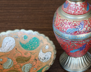 Juego de Jarrones y Cuencos de Latón Hechos a Mano Vintage, Metalería Mughal Grabada a Mano, Centro de Mesa Decorativo con Relieve Floral Ornamentado - Product Image 5