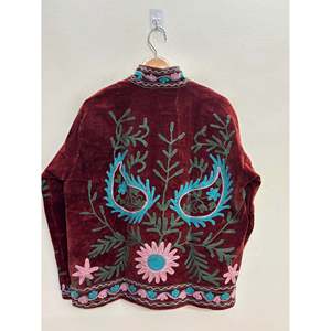 Veste d'extérieur en velours bordeaux Zafar Bloom avec broderie Suzani turquoise et rose, manteau d'hiver fini - Product Image 1