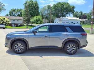 Nuevo/Usado 2024 Nissan Pathfinder S 4WD SUV Usado con Asientos de Cuero, Transmisión Automática, Motor Turbo, Cámara Trasera de 360° - Product Image 3