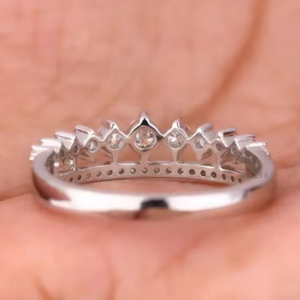 Bague en diamant Moissanite de forme ronde blanche Bague de fiançailles personnalisée en argent sterling 925 et autres bijoux en diamant - Product Image 5