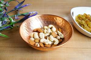 Cuenco tradicional de latón indio hecho a mano con acabado antiguo para un elegante acento doméstico disponible a precio mayorista - Product Image 4