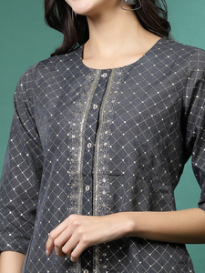 คุณภาพส่งออกของผู้หญิงอินเทรนด์มีสไตล์สีเทาปัก Chanderi Kurti สั้นจับคู่กับกางเกงคอลเลกชันเครื่องแต่งกายสํานักงานล่าสุด - Product Image 6