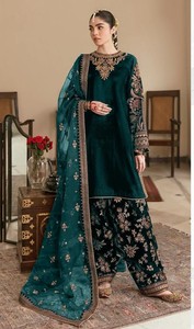 Nuevo traje de terciopelo pesado de diseñador pakistaní para mujer, trabajo bordado para bodas, Graduaciones con Stanton Pent Butterfly Net - Product Image 4