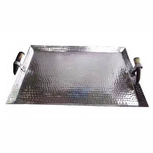 Plateau martelé en aluminium artisanal élégant avec poignées en fausse corne Vaisselle décorative de qualité supérieure pour plateaux cadeaux de luxe - Product Image 3