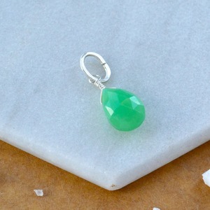 Colgante de Cristal de Chrysoprasa en Forma de Lágrima, Gema Verde, Chapado en Plata, Joyería Artesanal Delicada - Product Image 6