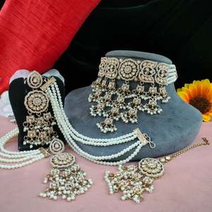 Ensemble de colliers pour femmes avec accents de perles fines, Maang Tikka, design minimaliste détaillé, artisanat délicat, ensemble de colliers tendance - Product Image 2