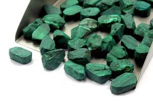 อัญมณีมาลาไคต์ธรรมชาติขนาด18-20มม. คริสตัลบำบัดที่เป็นเอกลักษณ์5ชิ้นอัญมณีกึ่งหลวมที่ไม่ผ่านการบำบัดสวยงามจริงๆ - Product Image 2