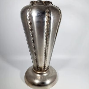 Florero de aluminio de diseñador de lujo con detalles tallados y brillo metálico hecho para decoradores y diseñadores de interiores de lujo - Product Image 1