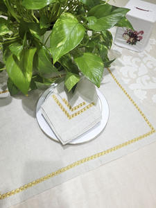 Ensemble de serviettes et napperons de luxe en lin naturel léger brodé de roses dorées pour la maison ou la cuisine de restaurant - Product Image 4
