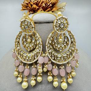 Boucles d'oreilles traditionnelles élégantes avec un design simple clouté en cristal avec perle pour des boucles d'oreilles festives pour les femmes - Product Image 1