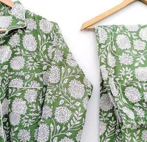 Traje de noche de algodón con estampado floral verde para mujer Camisa y pantalón con estampado de bosque Vestido de noche de ropa de dormir suave y sexy - Product Image 4