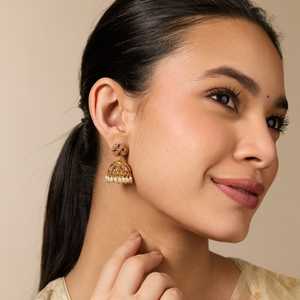Boucles d'oreilles pendantes de style antique, motif floral religieux tendance, en cuivre et laiton avec perle principale, pour mariages et fêtes - Product Image 3