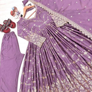 Robe en soie chinon entièrement cousue, dernier design prêt-à-porter, avec broderie lourde de sequins et travail de miroir véritable, robe et dupatta - Product Image 1