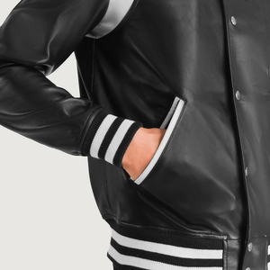 Blouson universitaire rouge pour homme avec fermeture boutonnée recouverte, col montant, logo brodé sur le devant, style preppy, idéal pour l'automne - Product Image 5