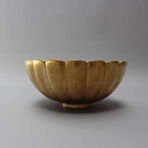 Grand bol de service en laiton de conception traditionnelle avec des motifs en relief adaptés à un usage domestique de mariages ou à des fins de don - Product Image 1