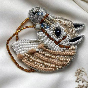 เข็มกลัดปักลูกปัดดีไซน์ใบไม้ งานแฮนด์เมด ออกแบบเองได้  งานปักลูกปัดและเข็มกลัดปักลายโดย glowin fashion - Product Image 1