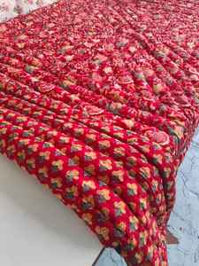 Manta Dohar Jaipuri Reversible con Estampado Floral Rojo, Hecha a Mano con Algodón - Product Image 6