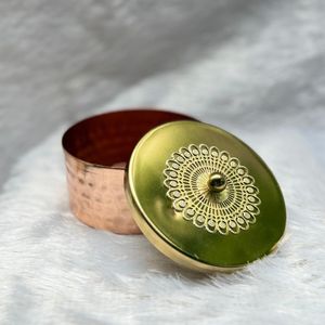 Elegante tarro de vela de cera de metal con diseño decorativo para un hermoso acento doméstico y una fragancia relajante - Product Image 6