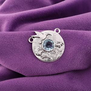 Colgante de medallón con topacio azul cielo de corte redondo y engaste de bisel, con colibrí grabado, regalo de San Valentín para ella hoy. - Product Image 2