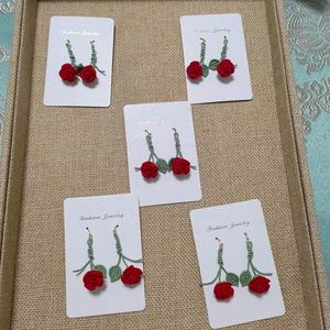 Pendientes y Aretes de Ganchillo con Forma de Flor en Miniatura, Exquisitamente Hechos a Mano y a la Moda - Product Image 1