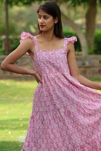 Haut design tendance imprimé floral en tissu froissé en coton rose à manches courtes pour femmes et filles - Product Image 3