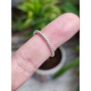 Anillos midi apilables de plata de ley 925 y oro de 14k con patrón geométrico delicado de alambre trenzado para dedo gordo, para bodas y fiestas - Product Image 4