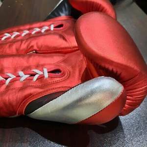 Gants de boxe professionnels personnalisés bon marché d'usine cuir de vachette fixation à lacets 4 couches moule à la main logo personnalisé couleurs noir rouge - Product Image 4
