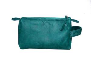 Pochette de voyage en daim rouge à la main Boot Stitch trousse de toilette en cuir rustique pour l'organisation quotidienne - Product Image 4