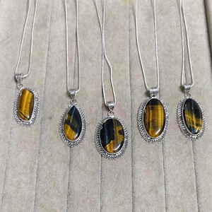 Pendentif en œil de tigre, pierre précieuse, figurine gravée d'amour, sculpture amicale, décoration d'intérieur pour mariage, vacances, art du Gujarat - Product Image 1