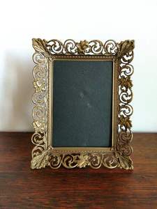 Cadre photo en métal conçu pour présenter des souvenirs précieux avec un attrait décoratif élégant pour l'intérieur de la maison aujourd'hui - Product Image 2