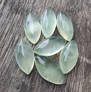 ลาวีรา โฮลเซล หินควอตซ์เพรนไนต์สีเขียว รับรองโดย IGI รูปทรงมาร์คีส์ หลังแบน ขนาด 8 มม. ขนาดปรับเทียบแล้ว หินธรรมชาติแบบเม็ดเดี่ยว - Product Image 6