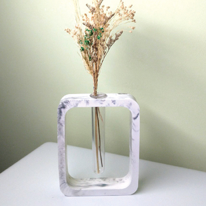 Jarrón Minimalista Rectangular de Vidrio con Base de Mármol para Arreglos Florales Hechos a Mano - Product Image 2