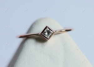 Bague de fiançailles classique en moissanite taille princesse, sertie à griffes, solitaire, bagues de mariage minimalistes, or rose 14 carats, certifiée GRA - Product Image 4