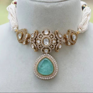 Magnifique ensemble de collier doublet Polki Kundan avec boucles d'oreilles plaquées or pour mariages et fêtes, finition or mat, ensemble de bijoux tendance - Product Image 1