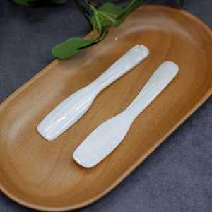 Elegante cuchara hecha a mano de madreperla, perfecta para caviar, postres o decoración. Lujoso, suave y natural. - Product Image 1